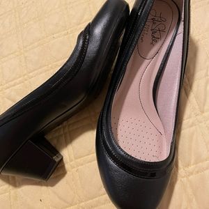 I am selling these life stride soft system heels never worn